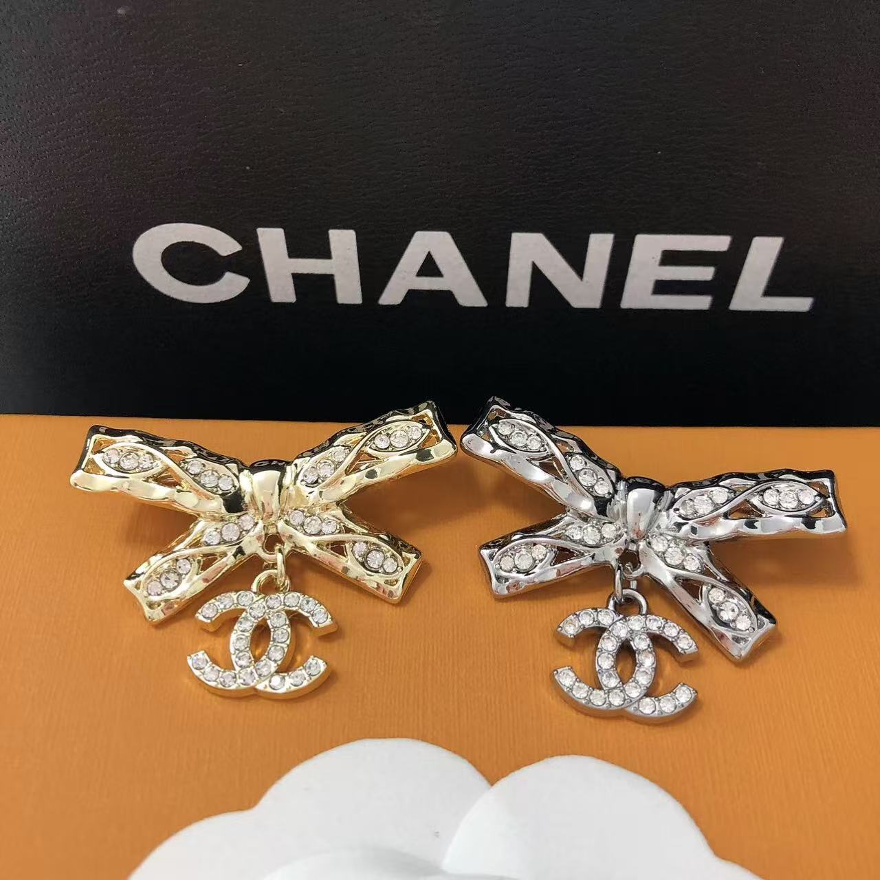 Luxury C.C Bow Brooch pin