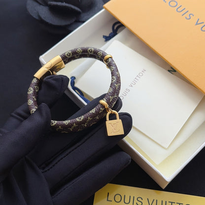 Titanium Steel L-brand Patterned Leather Lock Bangle