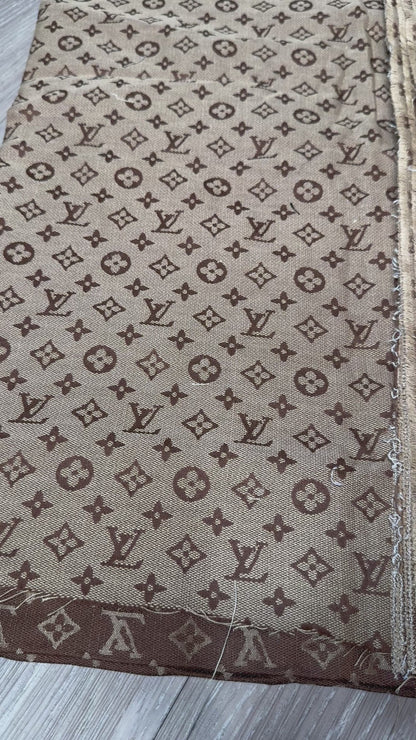 L 01 - Brown jacquard fabric